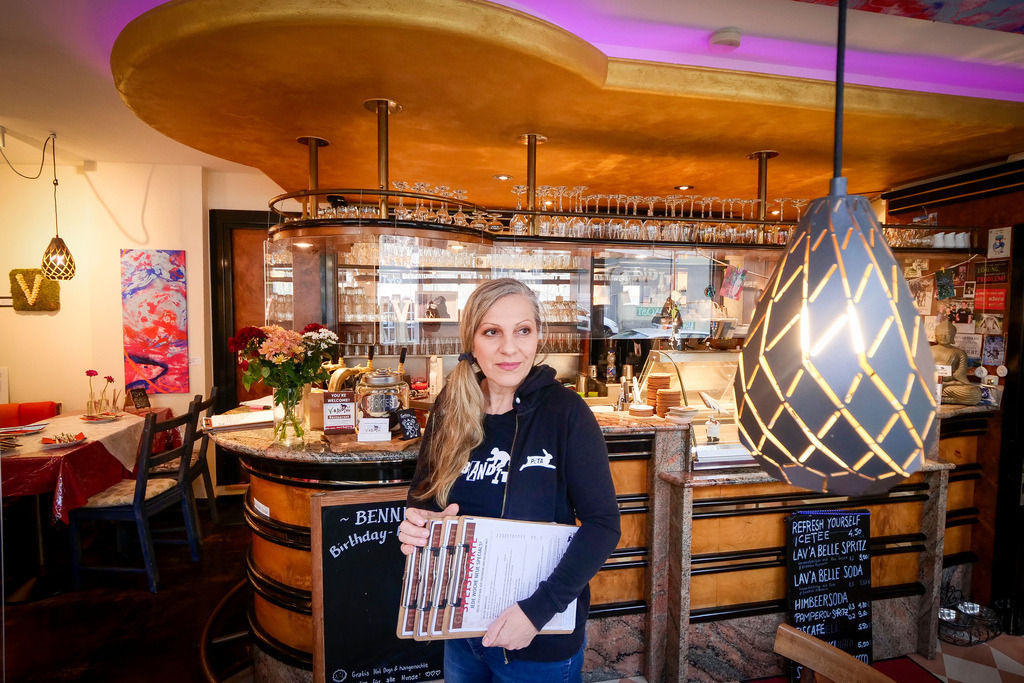 Bakavos | Ludwigsburg - Elizabeta Bakavos, der Betreiberin von veganes Restaurant V-Bandits. Sie hat nach kurzer Schließzeit ihr Restaurant wieder eröffnet. - Realisiert mit Pictrs.com