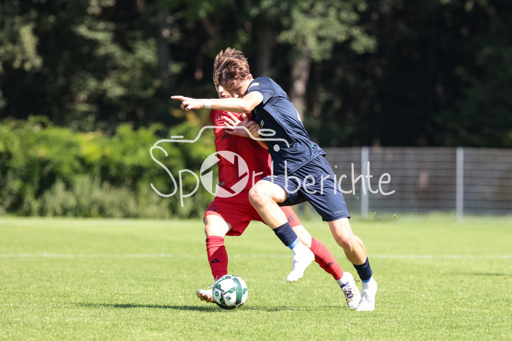 SpVgg Unterhaching U19 - FC Bayern München U19 | im Duell Tim BINDER (FCB #7) und Nicolas BOEHNKE (UHG #23) / Zweikampf