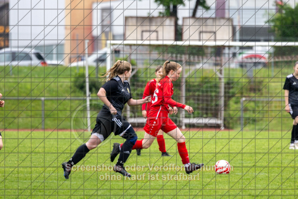 20250504_141809_0328 | #,1.FC Donzdorf (rot) vs. TSV Frommern (schwarz), Fussball, Frauen-Verbandsliga Württemberg, 18. Spieltag, Saison 2024/2025, Rasenplatz Lautertal Stadion, Süßener Straße 16, 73072 Donzdorf, 04.05.2025 - 13:00 Uhr,Foto: PhotoPeet-Sportfotografie/Peter Harich