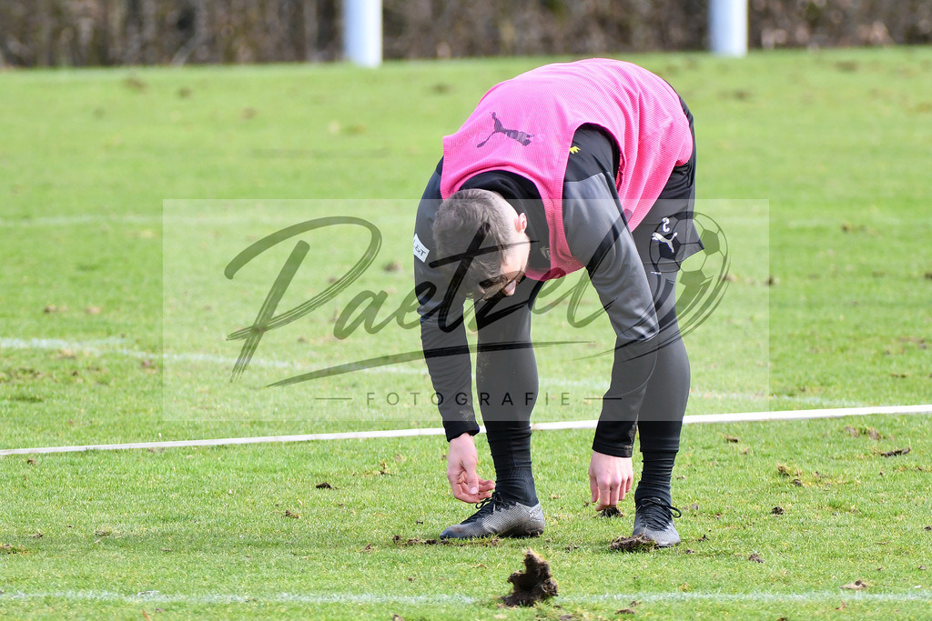 20200229_TRAOSN_0067 | Fussball, Herren: Manuel Farrona Pulido (VfL Osnabrueck) schaut waehrend der Trainingseinheit des VfL Osnabrueck im Sportpark Illoshoehe am 29.02.2020 in Osnabrueck, Deutschland. - Realisiert mit Pictrs.com
