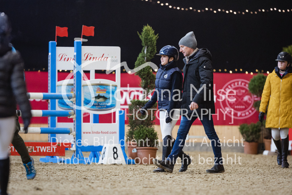 221127_Winterfestival_L-Spr_HPTTY-216 | Deine schönsten Turniermomente als professionelle Fotos! Entdecke hochwertige Pferdesport-Fotografie im Online-Shop. Jetzt Fotos finden & bestellen!
