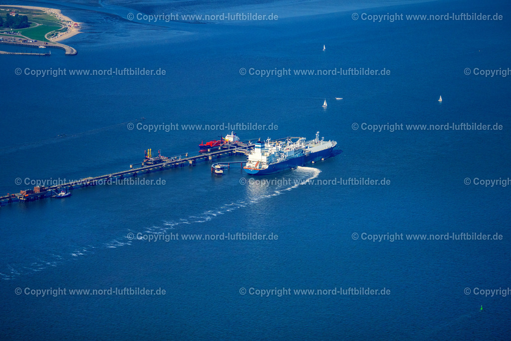 Wilhelmshaven_LNG_Schiff_Höegh_Esperanza_ELS_5476050924 | WANGERLAND 05.09.2024 Wasserbrücke mit Leitungssystemen des LNG Erdgas und Flüssiggas- Terminal und Entladekai beim Entladen der " Höegh Esperanza " einem LNG-Speicher- und Verdampfungs-Schiff in Hooksiel im Bundesland Niedersachsen, Deutschland. Weiterführende Informationen bei: Höegh LNG AS,  Uniper Anlagenservice GmbH,  Uniper SE. // Water bridge with line systems of the LNG natural gas and liquid gas terminal and unloading dock when unloading the "Hoeegh Esperanza" an LNG storage and evaporation ship in Hooksiel in the state Lower Saxony, Germany. Further information at: Hoeegh LNG AS,  Uniper Anlagenservice GmbH,  Uniper SE. Foto: Martin Elsen
