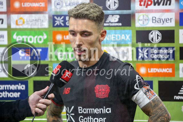 Bayer 04 Leverkusen vs Eintracht Frankfurt - Bundesliga  | Leverkusen, Deutschland, 12.09.25:   Alejandro Grimaldo (Bayer 04 Leverkusen) im Interview waehrend des Spiels der Bundesliga zwischen  Bayer 04 Leverkusen vs Eintracht Frankfurt in der BayArena(Foto von Brauer-Fotoagentur / Adrian Schlueter)