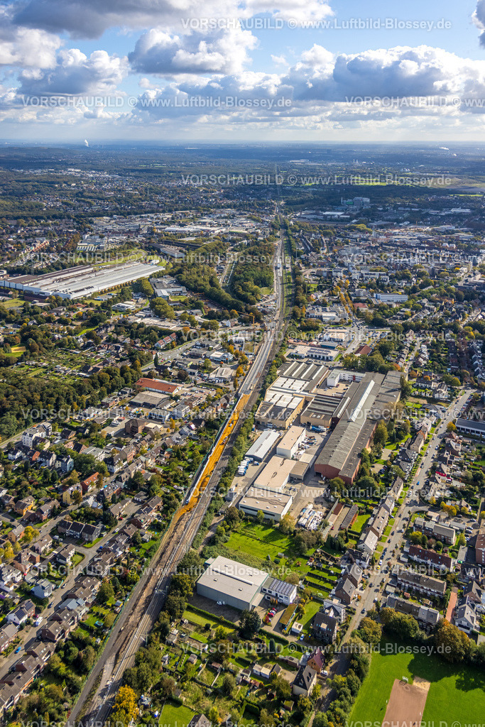 Dinslaken241009059 | Luftbild, Baustelle an den Bahngleisen Am Alten Drahtwerk, Bahndamm entlang der Hedwigstraße, Gartendreieck, Ausbau der Betuweroute und Betuwe-Linie Eisenbahnstrecke, Fernsicht und blauer Himmel mit Wolken, Hagenviertel, Dinslaken, Ruhrgebiet, Nordrhein-Westfalen, Deutschland