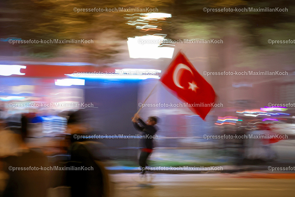 HHmx02072401045 | 02.07.2024, Hamburg, Tausende türkische Fans feiern nach dem Sieg der Türkei auf der hamburger Reeperbahn den Einzug ins Viertelfinale. Es werden jubelnd Rauchtöpfe, bengalos, Blinker, bengalisches Feuer und Feuerwerk gezündet. 
