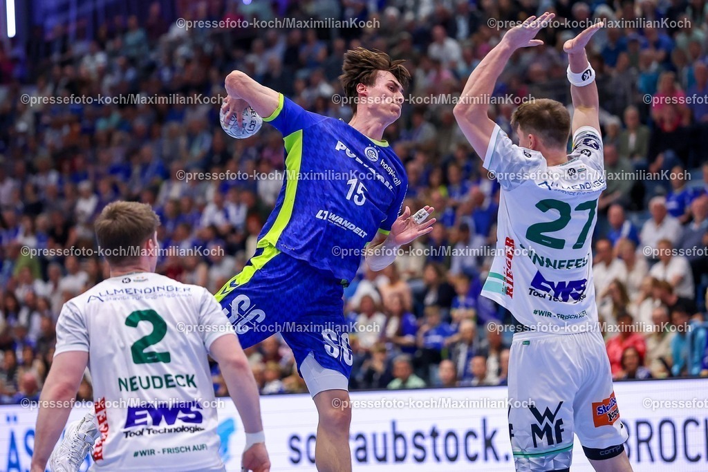 Gum30042601139 | 30.04.2026, Handball, 1. HBL, VfL Gummersbach - Frisch Auf! Göppingen, Saison 2025 / 2026 Herren, Schwalbe-Arena: Miro Schluroff (VfL Gummersbach #15) wirft den Ball auf das Tor gegen Oskar Sunnefeldt (Frisch Auf Göppingen #27) Oskar Neudeck (Frisch Auf Göppingen #02) 