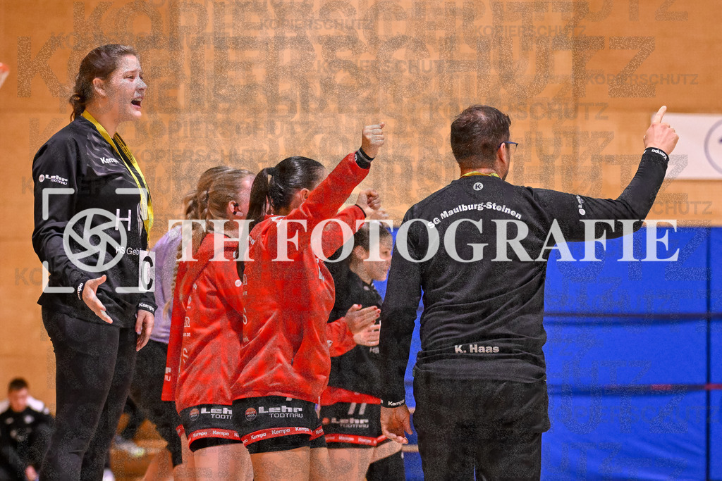 GER, SG Maulburg/Steinen - HSG Dreiland, Frauen-Handball, Oberliga Suedbaden, 3. Spieltag, Saison 2024/2025, 12.10.2024 | Jubelt auf der Bank der SGMS mit Karsten Haas (SG Maulburg Steinen, Trainer) und seinen SpielerinnenGER, SG Maulburg/Steinen - HSG Dreiland, Frauen-Handball, Oberliga Suedbaden, 3. Spieltag, Saison 2024/2025, 12.10.2024Foto: TH Fotografie/Thomas Hess