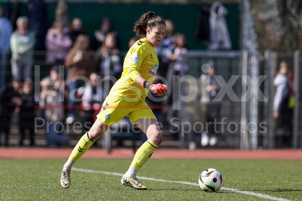 Fussball, Google Pixel Frauen-Bundesliga, SV Werder Bremen - Eintracht Frankfurt | v.li.: Livia Peng (Torhüterin, Torwart, SV Werder Bremen, 1) am Ball, Freisteller, Einzelbild, Ganzkörper, Aktion, Action, Spielszene, DIE DFB-RICHTLINIEN UNTERSAGEN JEGLICHE NUTZUNG VON FOTOS ALS SEQUENZBILDER UND/ODER VIDEOÄHNLICHE FOTOSTRECKEN. DFB REGULATIONS PROHIBIT ANY USE OF PHOTOGRAPHS AS IMAGE SEQUENCES AND/OR QUASI-VIDEO.