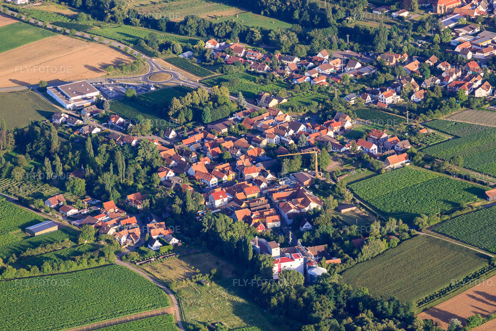 Luftbild: Dorfansicht von Nordwesten mit EDEKA Paul und Bischoff Mühle im Ortsteil Appenhofen in Billigheim-Ingenheim im Bundesland Rheinland-Pfalz in Deutschland. Foto: IMG_51351.jpg vom 04.08.2012 durch Werner Riehm/FLY-FOTO.deAuflösung des Originals: 4752 x 3168 px