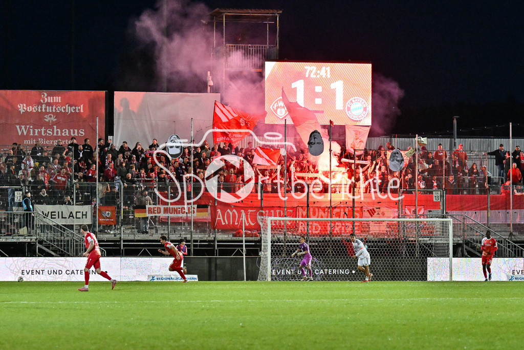 FC Würzburger Kickers - FC Bayern Amateure | WÜRZBURG, DEUTSCHLAND - 10. APRIL: Fans der Bayern Amateure zünden Pyrotechnik / Pyro, Fackel, Feuer, Symbolbild während dem Match zwischen dem FC Würzburger Kickers und den Amateuren des FC Bayern München am 28. Spieltag der Regionalliga Bayern in der AKON Arena