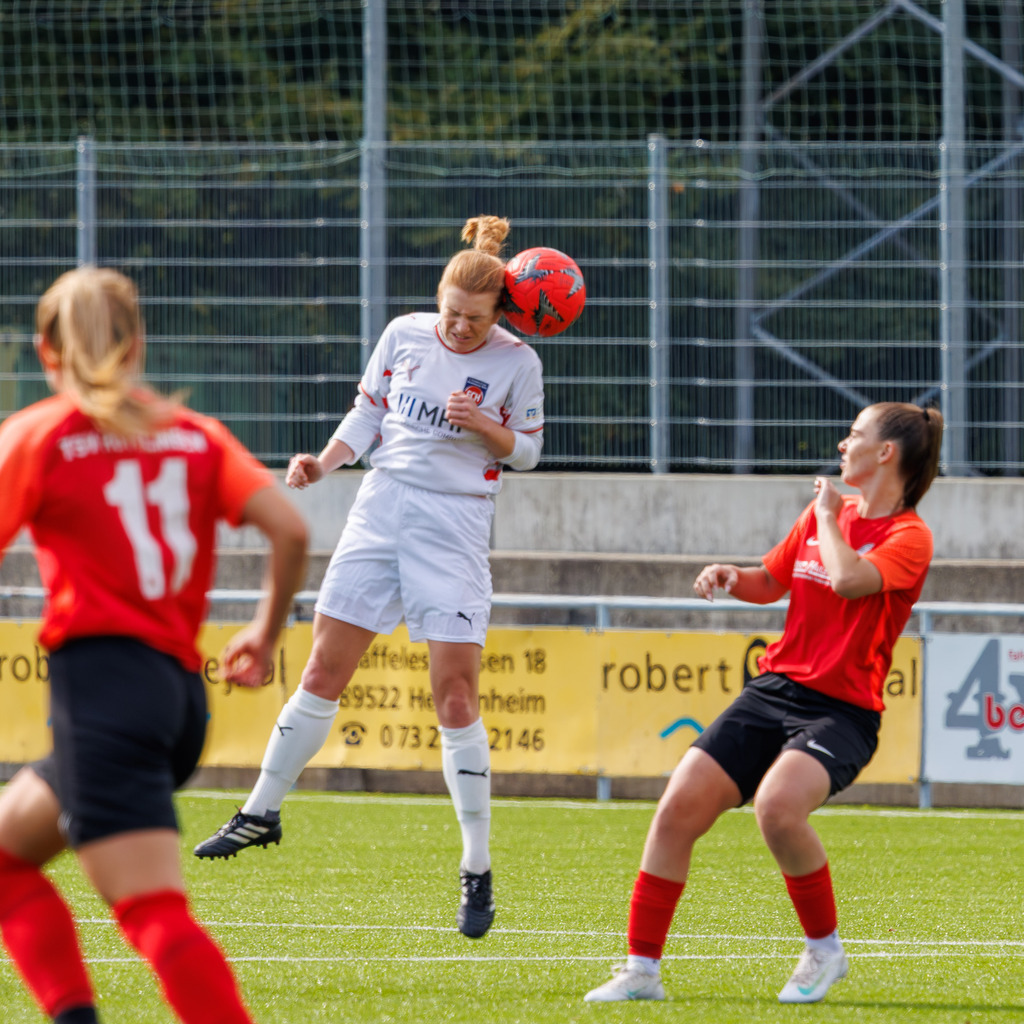 FCHHÜT_251003_4954 | 1.FC Heidenheim 1846 II vs. TSV Hüttlingen, Fußball, Frauen, Bezirkspokal, 2025/2026, 1.Runde, 03.10.2025 in Mergelstetten, Sportplatz 2(Foto: Michael Bulling) - Realisiert mit Pictrs.com