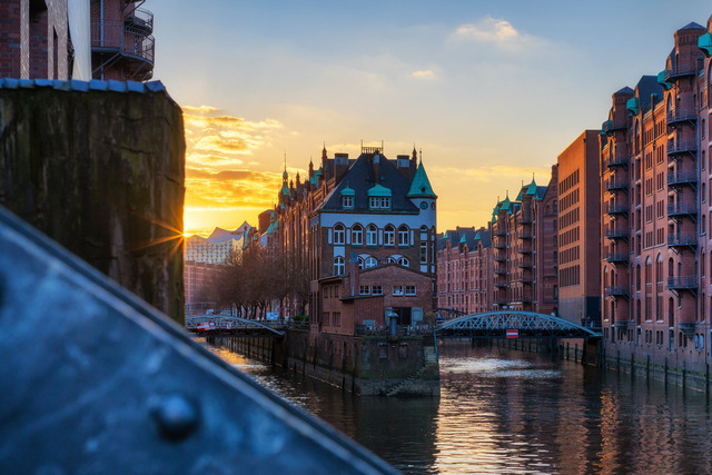 10250301 - Wasserschloss Sonnenstrahl | Abendstimmung am Wasserschloss in der Hamburger Speicherstadt.