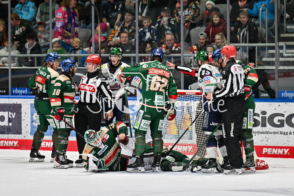 Augsburger Panther - Eisbären Berlin | in dieser Szene können die Panther um Michael GARTEIG (Augsburger Panther 34 noch einen Gegentreffer verhindern / DEL: Augsburger Panther  - Eisäbren Berlin; Curt Frenzel Stadion am 03.10.2025