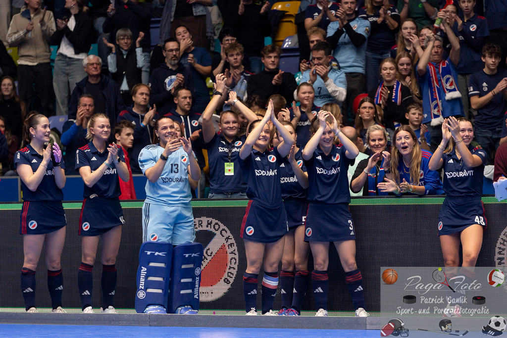 Volvo E.R.B. Final 4 Finale Frauen: Berliner HC - Mannheimer HC, 26.01.2025 | Chiara Vischer (Mannheimer HC #13) &amp; Fiona Felber (Mannheimer HC #6) &amp; Julie Pieper (Mannheimer HC #3) &amp; Charlotte Hendrix (Mannheimer HC #48) &amp; Verena Neumann (Mannheimer HC #19), Berliner HC - Mannheimer HC, Frankfurt, Süwag Arena, 26.1.2025 - Realisiert mit Pictrs.com