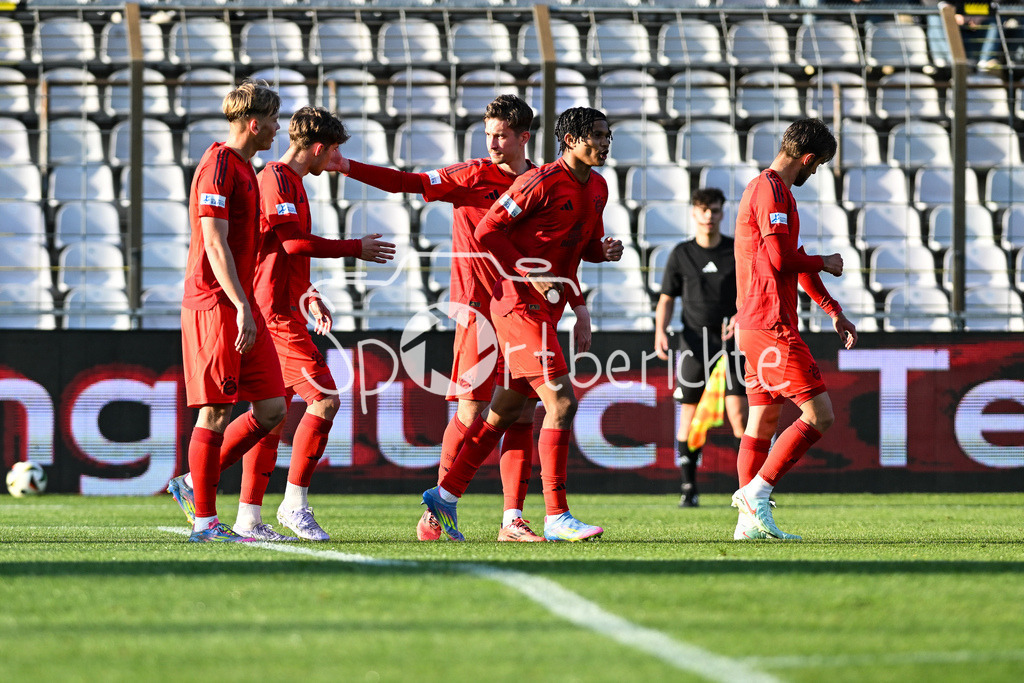 FC Bayern Amateure - Türkgücü München | Jubel der Bayern Amateure nach dem Treffer zum 1-0 durch Maximilian WAGNER (FC Bayern München II #11) / Tor / Torschuetze / Freude / Happy / Regionalliga Bayern: FC Bayern Muenchen II - Tuerkguecue Muenchen, Gruenwalder Stadion am 09.05.2025