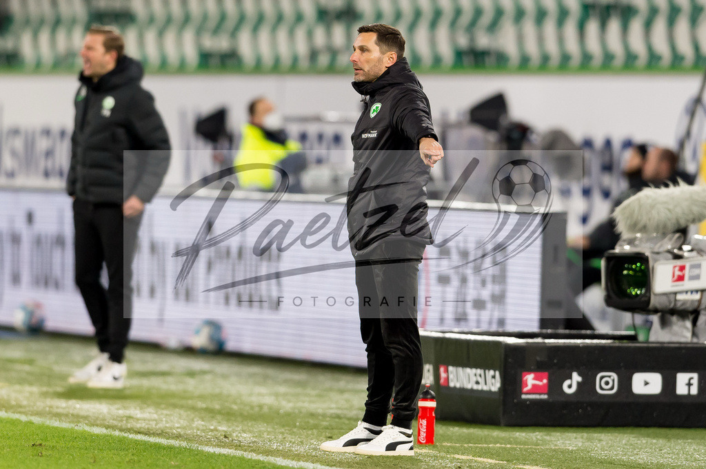 WOBFUE20220206_034 | Fussball, Herren: Trainer Stefan Leitl (SpVgg Greuther Fuerth) gestikuliert, Gestik bei dem Spiel der 1. Bundesliga zwischen VfL Wolfsburg und SpVgg Greuther Fuerth in der Volkswagen Arena am 06.02.2022 in Wolfsburg, Deutschland.DFB / DFL REGULATIONS PROHIBIT ANY USE OF PHOTOGRAPHS AS IMAGE SEQUENCES AND/OR QUASI-VIDEO. - Realisiert mit Pictrs.com