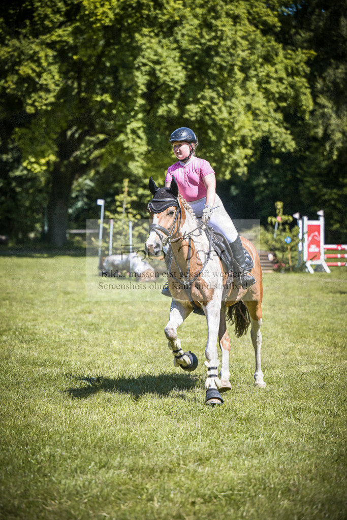 DOS_3351 | Entdecke hochwertige Reitturnierfotos von Foto Oger. Professionell, emotional und authentisch – jetzt Lieblingsmomente im Shop bestellen.Deutschlandweite Turnierfotografie. - Realisiert mit Pictrs.com