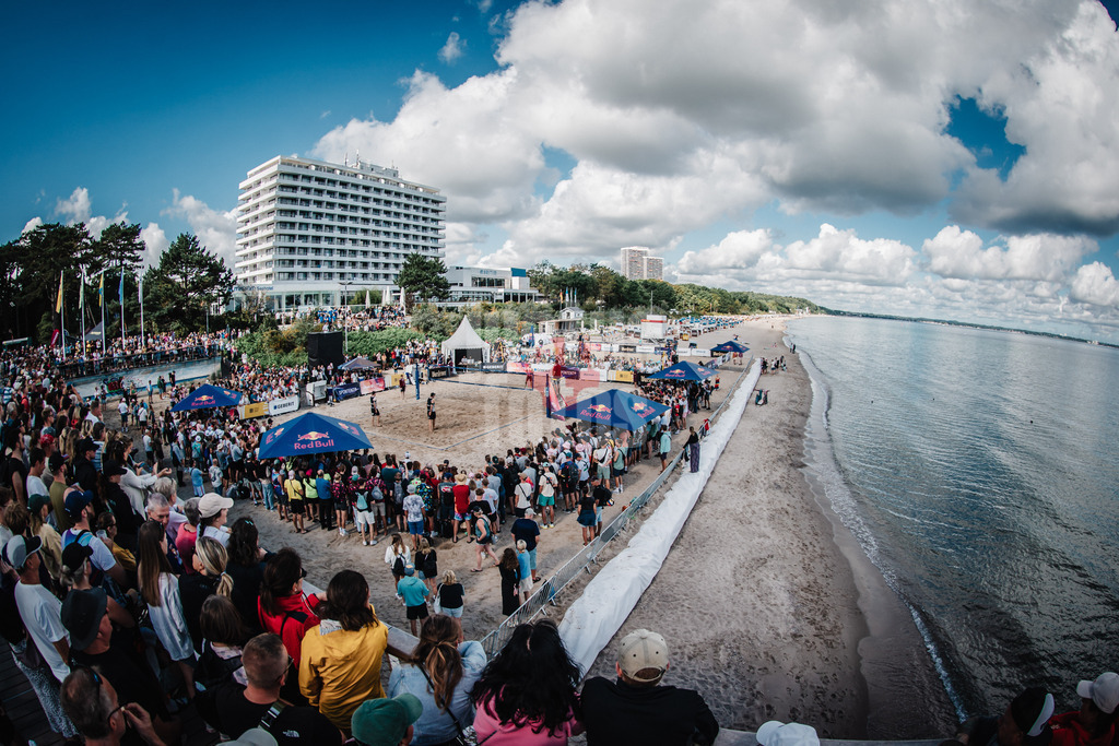 Beachvolleyball | Männer | Deutsche Meisterschaften 2025 Timmendorfer Strand | 06.09.2025 | Die volle Seebrücke hinter dem Nebencourt Sidecourt Zwei