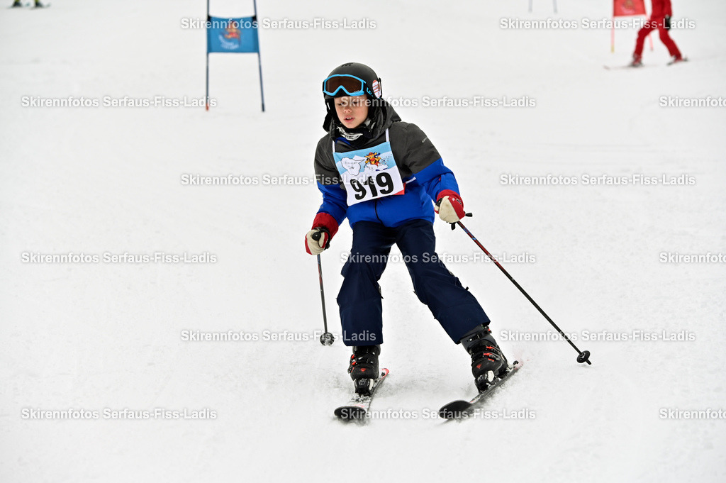 SRF_20.02.2026_1219 | Skirennfotos,Serfaus,Fiss,Ladis,Kinderskirennen,Winter,Tirol,Oberland,skirace,SFL,feelfree,weil wir's genießen,ski,Ski,skifahren,Sonnenplateau, - Realisiert mit Pictrs.com
