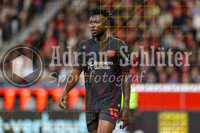 Bayer 04 Leverkusen vs Eintracht Frankfurt - Bundesliga  | Leverkusen, Deutschland, 12.09.25:   Edmond Faycial Tapsoba (Bayer 04 Leverkusen) schaut waehrend des Spiels der Bundesliga zwischen  Bayer 04 Leverkusen vs Eintracht Frankfurt in der BayArena(Foto von Brauer-Fotoagentur / Adrian Schlueter)