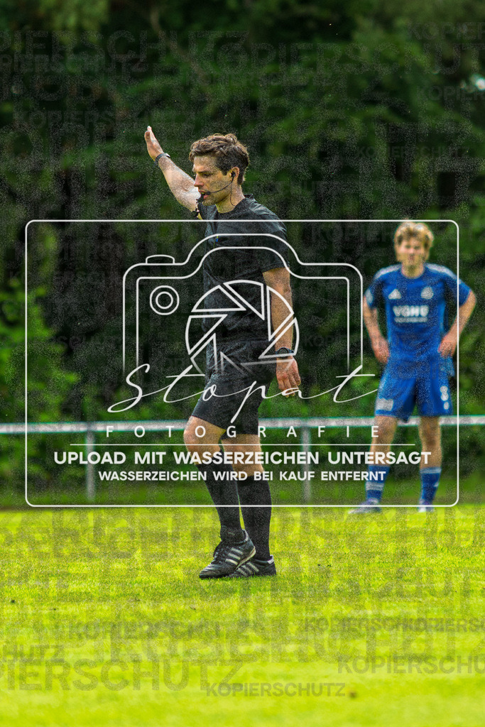 Landesliga Herren LG - TV Jahn Schneverdingen vs. MTV Eintracht Celle | Henrik Specht (Schiedsrichter); Landesliga Herren LG - TV Jahn Schneverdingen vs. MTV Eintracht Celle am 06.06.2026 in Osterwaldstadion, Schneverdingen - Realisiert mit Pictrs.com