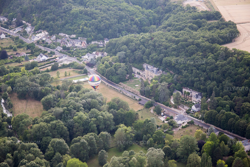 Aerial view: Hot air balloon launch in front of the Château de Perreux in Nazelles-Negron in Nazelles-Négron in the state Indre et Loire, France.Photo: IMG_082313.jpg taken on 06/20/2015 by Werner Riehm/FLY-FOTO.comResolution of the original: 5472 x 3648 px