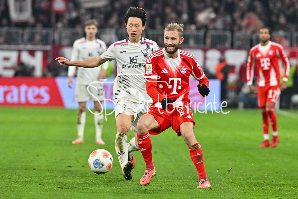 FC Bayern München - 1. FSV Mainz 05 | MUNICH, GERMANY - 14. DECEMBER: im Duell Jae-Sung Lee (1. FSV Mainz 05 7) und Konrad LAIMER (FC Bayern Munich 27) während dem Bundesligamatch zwischen dem FC Bayern München und dem 1. FSV Mainz 05 am 14. Spieltag in der Allianz Arena / DFL REGULATIONS PROHIBIT ANY USE OF PHOTOGRAPHS AS IMAGE SEQUENCES AND/OR QUASI-VIDEO
