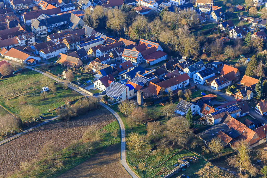 Luftbild: Modernes Dach auf Einfamilienhaus für Photovoltaik optimiert in Dierbach im Bundesland Rheinland-Pfalz in Deutschland. Foto: IMG_145271.jpg vom 14.01.2025 durch Werner Riehm/FLY-FOTO.de