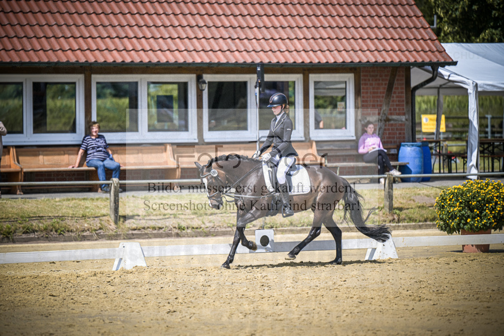 DOS_6014 | Entdecke hochwertige Reitturnierfotos von Foto Oger. Professionell, emotional und authentisch – jetzt Lieblingsmomente im Shop bestellen.Deutschlandweite Turnierfotografie. - Realisiert mit Pictrs.com