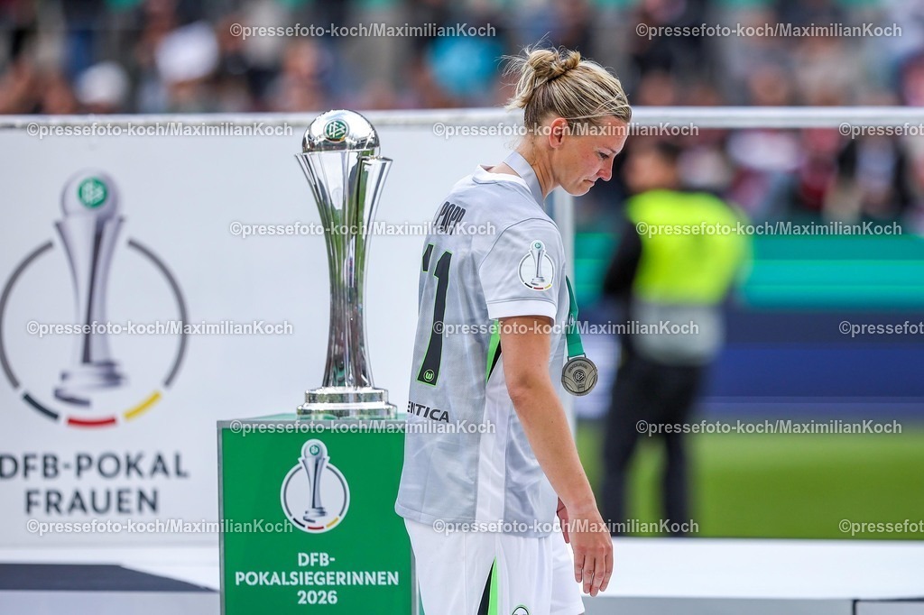 xKWIx14052601119 | 2026.05.14, xkwix, Fußball, Finale DFB-Pokal Frauen, VfL Wolfsburg -  FC Bayern München, Saison 2025 2026, Rhein-Energie-Stadion in Köln: Alexandra Popp (VfL Wolfsburg Frauen #11) laeuft traurig am Pokal vorbei DFB regulations prohibit any use of photographs as image sequences and or quasi-video. Photo: xKamilxWilkowskixPressefotoKochx