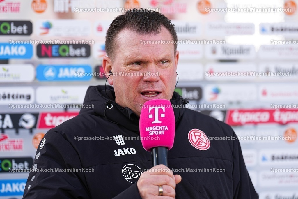 xYDRx24012601009 | 24.01.2026, xydrx, Fußball, 3.Liga, Rot-Weiss Essen - TSV Havelse, Saison 2025 2026, Stadion an der Hafenstraße: Uwe Koschinat (Cheftrainer Rot-Weiss Essen)   DFB regulations prohibit any use of photographs as image sequences and or quasi-video. Photo: xYannisxDreimannxPressefotoKochx