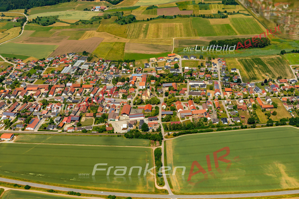 sallach-geiselhoering-geschenk-idee-628-2023 | Das Luftbild zeigt : Sallach Geiselhöring - Die Luftaufnahme wurde 2023 vom UL-Flugzeug aus erstellt ( keine Drohne ) - 
Hochauflösende Luftaufnahme - Für grossformatige Ausdrucke geeignet. Die Geschenkidee !
Mit Lizenz und Bildrechte bestellbar