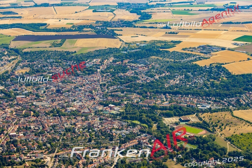 Aktuelles Luftbild von  Apolda - Die Luftaufnahme wurde 2022 mittels UL-Flugzeug erstellt ( keine Drohne ) - hochauflösende Kamera-Systeme von  Canon -Beste Qualität - Für grossformatige Ausdrucke geeignet. Die Geschenkidee !
