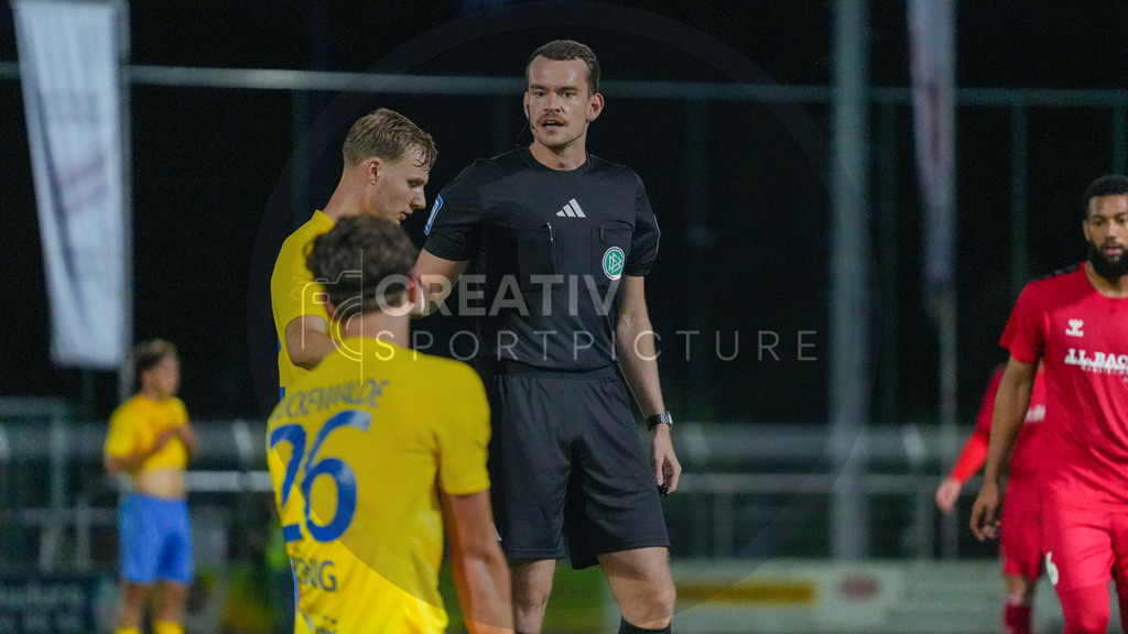 Fußball, Herren, Saison 2025/2026, Regionalliga Nordost, 8. Spieltag, FSV 63 Luckenwalde vs. FC Hertha 03 Zehlendorf, Dienstag 16.09.2025, Werner-Seelenbinder-Stadion Luckenwalde, | Fußball, Herren, Saison 2025/2026, Regionalliga Nordost, 8. Spieltag, FSV 63 Luckenwalde vs. FC Hertha 03 Zehlendorf, Dienstag 16.09.2025, Werner-Seelenbinder-Stadion Luckenwalde, Im Bild: DFB Schiedsrichter Richard Hempel - Realisiert mit Pictrs.com