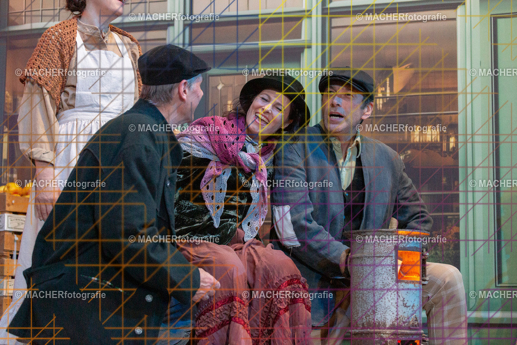 065_MFL-2025 | Portraitbilder von Regisseur; Darsteller; Techniker; Maske; Kostüme; Chor; Musiker; Bilderserie der Generalprobe und der Premierenvorstellung, Szenenbilder; Ausdrucksstudien; Bühnenüberblick; Bühnenkulissen; Pressefotos inkl. Redaktionsfoto Darstellergruppe.