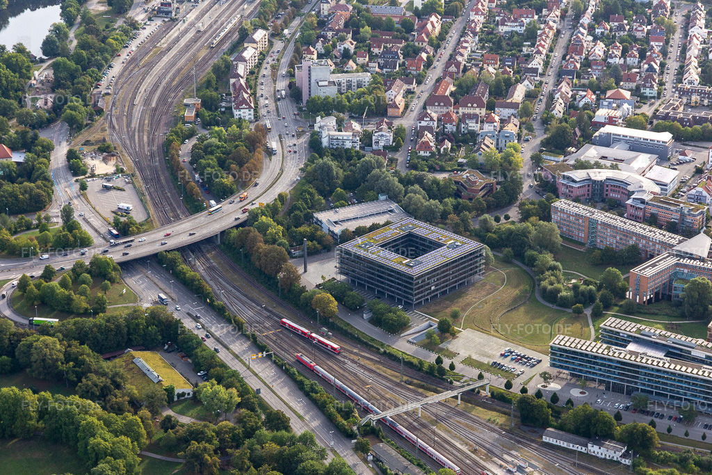 Banken- Verwaltungsgebäude des Finanzdienstleistungs- Unternehmens Kreissparkasse Tübingen - Direktion | Luftbild: Banken- Verwaltungsgebäude des Finanzdienstleistungs- Unternehmens Kreissparkasse Tübingen - Direktion in Tübingen im Bundesland Baden-Württemberg in Deutschland. Foto: IMG_008569.jpg vom 27.08.2020 durch Werner Riehm/FLY-FOTO.de - Realisiert mit Pictrs.com