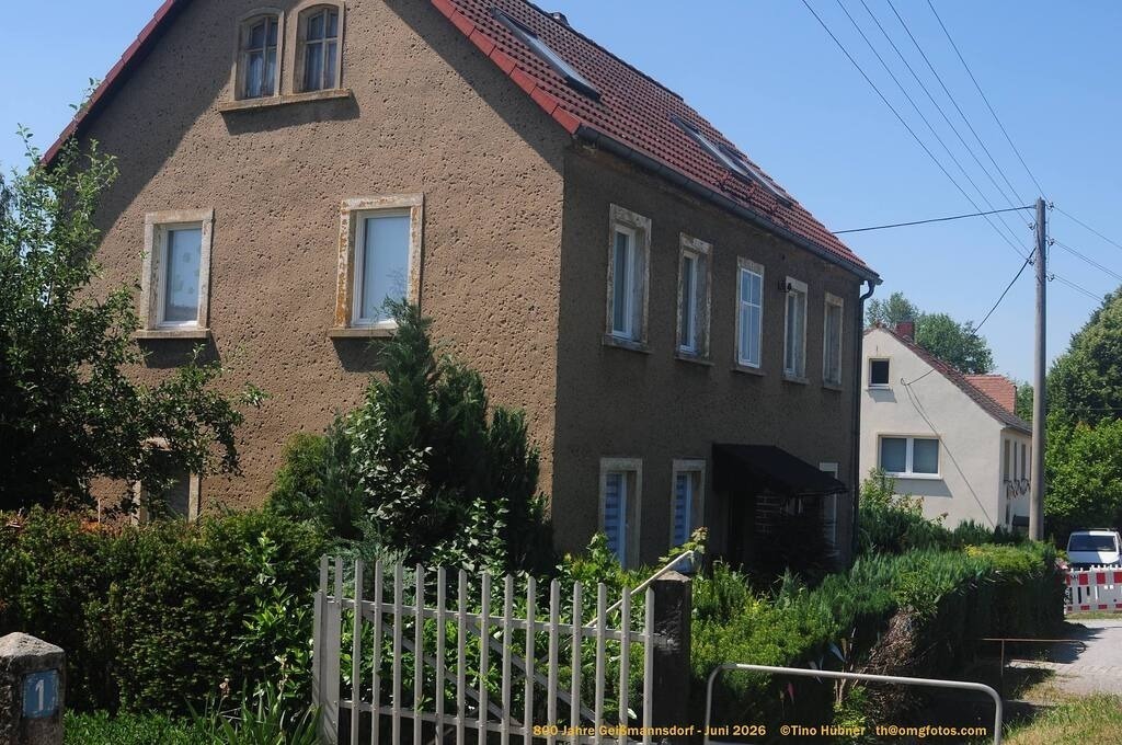 Geißmannsdorf-2026-Ortsbilder-529 | Geißmannsdorf bei Bischofswerda im Sommer 2026. Ein fotografischer Streifzug durch das Dorf Geißmannsdorf, mit Gebäuden, Straßen, Strohpuppen und geschmückten Vorgärten und Grundstücken anlässlich der 800-Jahr-Feier von Geißmannsdorf im Juni 2026 - Realisiert mit Pictrs.com