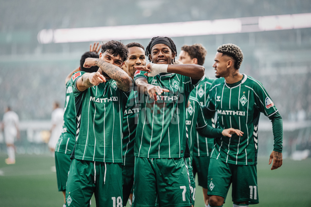 Fußball | Männer | Saison 2025/2026 | 1. Fußball-Bundesliga | 6. Spieltag | SV Werder Bremen vs. FC St. Pauli | 04.10.2025 | Torjubel v.l. Cameron Puertas Castro (#18, SV Werder Bremen) und Torschütze Samuel Mbangula (#07, SV Werder Bremen)