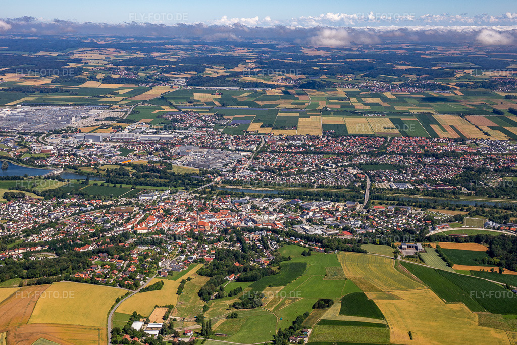 Luftbild:  in Dingolfing im Bundesland Bayern in Deutschland. – Foto: IMG_132763.jpg vom 02.07.2022 durch Werner Riehm/FLY-FOTO.de – Auflösung des Originals: 5183 x 3455 px – Stadt Dingolfing - Stadt Dingolfing
