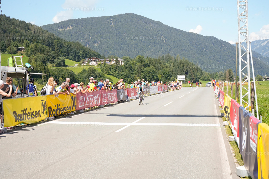 701_20230817_Bewerb_Maenner_Muehlanger | AUT - OESTERREICH, 2023-08-16: SPORT RENNRAD-FAHREN - 55. INTERNATIONALER RADWELTPOKAL IN ST. JOHANN IN TIROL  - Vintage-Radrennen mit WM-Bronze-Medaillen-Siegerin Christina Schweinberger, den Teilnehmer und Alexander Baumann (vom Orginastions-Team) - TAG 2 BEWERB MAENNER IN SECHS GRUPPEN  ; Foto: Roland Muehlanger