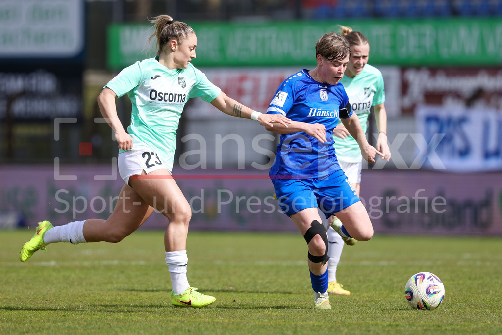 Fussball, 2. Frauen-Bundesliga, SV Meppen - SC Sand | v.li.: Ivana Slipcevic (SC Sand, 23) und Lea Mauly (SV Meppen, 19) im Zweikampf, Duell, Dynamik, Aktion, Action, Spielszene, DIE DFB-RICHTLINIEN UNTERSAGEN JEGLICHE NUTZUNG VON FOTOS ALS SEQUENZBILDER UND/ODER VIDEOÄHNLICHE FOTOSTRECKEN. DFB REGULATIONS PROHIBIT ANY USE OF PHOTOGRAPHS AS IMAGE SEQUENCES AND/OR QUASI-VIDEO.