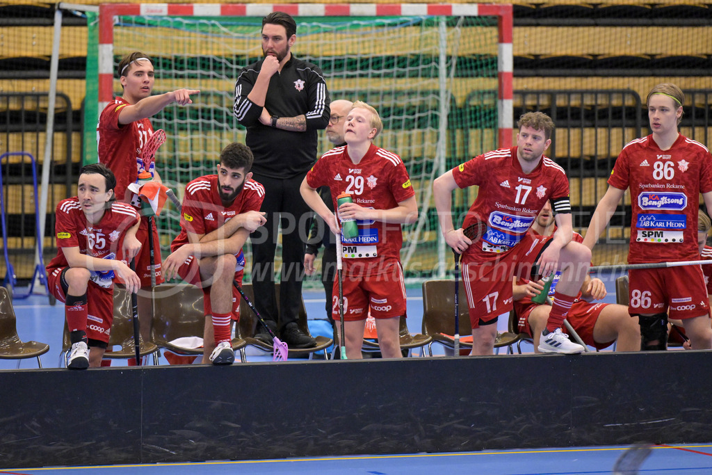 Lillan IBK vs Strängnäs IBK - 17. März 2024 | Lillan IBK vs Strängnäs IBK
Idrottshuset Örebro, Arenahallen, Örebro
Viktor Seth (#87 Strängnäs IBK) discussing with Johan Jönsson (Head Coach Strängnäs IBK) behind Rasmus Jansson (#65 Strängnäs IBK), Ahmad Dakhallah (#8 Strängnäs IBK), Pelle Hansson (#29 Strängnäs IBK), Kalle Karlsson K (#17 Strängnäs IBK) and Tim Lindgren (#86 Strängnäs IBK).
Bild: Sportfotografie Markus Aeschimann | www.markus-aeschimann.ch - Realisiert mit Pictrs.com