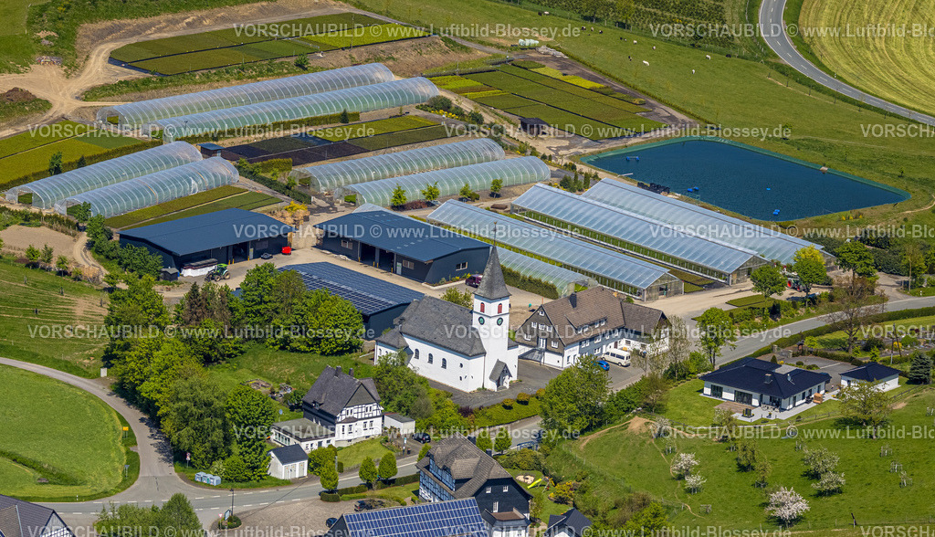 Eslohe230505916 | Luftbild, Kath. Kirche Mariä Heimsuchung, Gewächshäuser, Ortsteil Niederlandenbeck, Landenbeck, Eslohe, Sauerland, Nordrhein-Westfalen, Deutschland