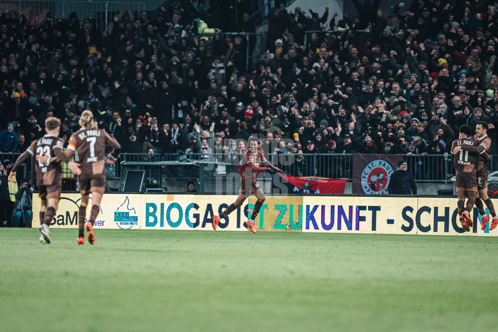 Fußball | Männer | Saison 2024/2025  | Fußball-Bundesliga | 12. Spieltag | FC St. Pauli vs. Holstein Kiel | 29.11.2024 | Morgan Guilavogui (#29, FC St. Pauli) schießt das 2:0 Tor und jubelt