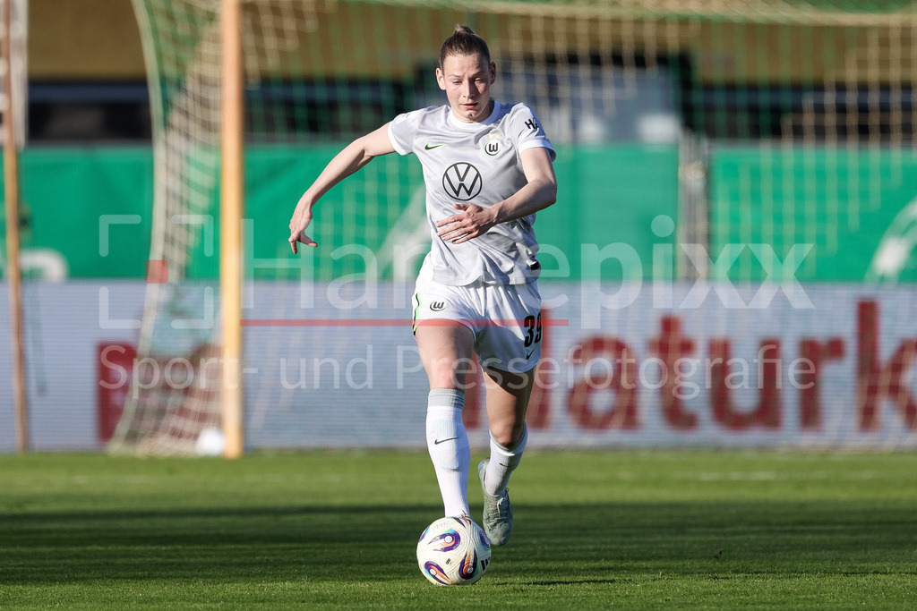 Fussball, Google Pixel Frauen-Bundesliga, SV Werder Bremen - VfL Wolfsburg | Sarai Linder (VfL Wolfsburg, 39) am Ball, Freisteller, Einzelbild, Ganzkörper, Aktion, Action, Spielszene, DIE DFB-RICHTLINIEN UNTERSAGEN JEGLICHE NUTZUNG VON FOTOS ALS SEQUENZBILDER UND/ODER VIDEOÄHNLICHE FOTOSTRECKEN. DFB REGULATIONS PROHIBIT ANY USE OF PHOTOGRAPHS AS IMAGE SEQUENCES AND/OR QUASI-VIDEO.