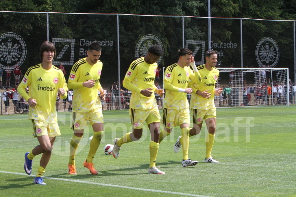 Torhüter Eintracht Frankfurt | v.l.n.r.: Amil Siljevic * Simon Simoni * Kaua Santos * Michael Zetterer * Jens Grahl - Realisiert mit Pictrs.com