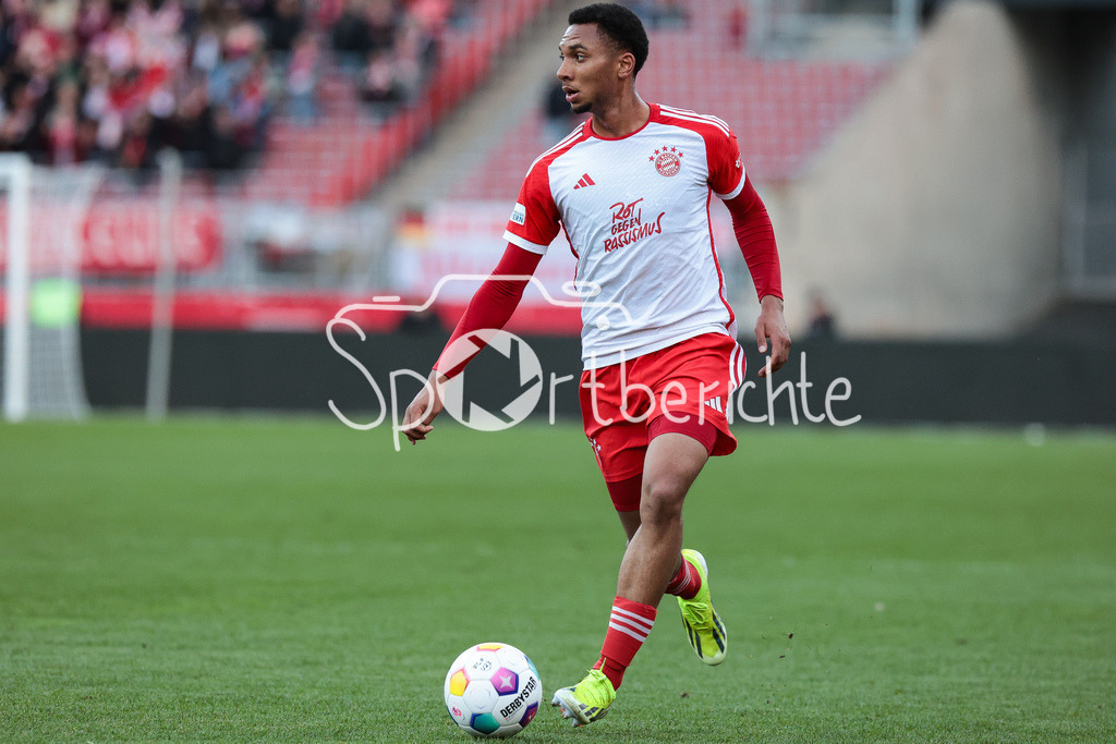 1. FC Nürnberg II - FC Bayern Amateure | am Ball Vincent MANUBA (FCB #20) / Freisteller / Einzelfoto