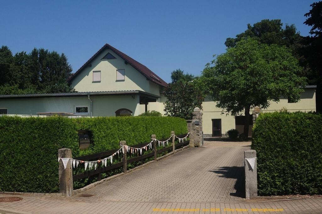 Geißmannsdorf-2026-Ortsbilder-306 | Geißmannsdorf bei Bischofswerda im Sommer 2026. Ein fotografischer Streifzug durch das Dorf Geißmannsdorf, mit Gebäuden, Straßen, Strohpuppen und geschmückten Vorgärten und Grundstücken anlässlich der 800-Jahr-Feier von Geißmannsdorf im Juni 2026 - Realisiert mit Pictrs.com