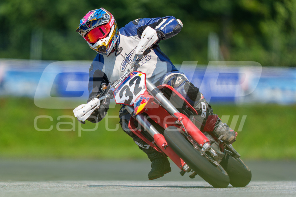 G-Cup + Supermoto Staatsmeisterschaft + Hungarian Supermoto Championship | GRIPcapture steht für authentische Sportfotografie in Österreich – für Momente, die mehr sind als Geschwindigkeit oder Ergebnis. Es geht um Emotion, Spannung, Fokus und den Augenblick, der oft nur einen Wimpernschlag dauert.Ob Motorsport, Teamsport oder 