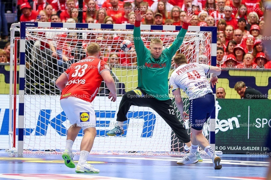 EHF28012603002 | 28.01.2026, Handball, Men's EHF EURO 2026, Dänemark - Norwegen, Jyske Bank Boxen in Herning, Dänemark, Main Round:  August Baskar Pedersen (Norway #40) wirft den Ball auf das Tor  Emil Nielsen (Denmark #12)